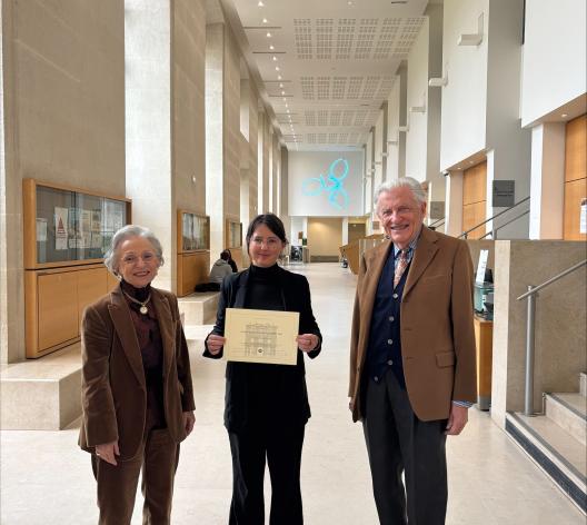 Manuela de Montalembert, Marion Sergent et Marc-René de Montalembert dans le hall Jaujard de l'École du Louvre