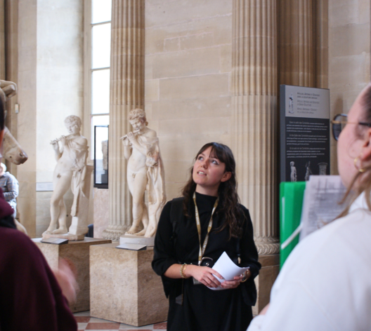Étudiante-ambassadrice de l'École du Louvre réalisant une visite du musée du Louvre