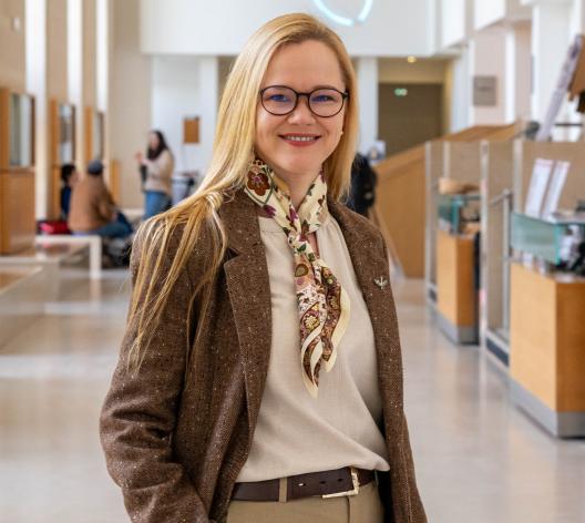 Portrait de Liudmyla Kravchenko, chercheuse à l'École du Louvre et à l'Université de Poitiers