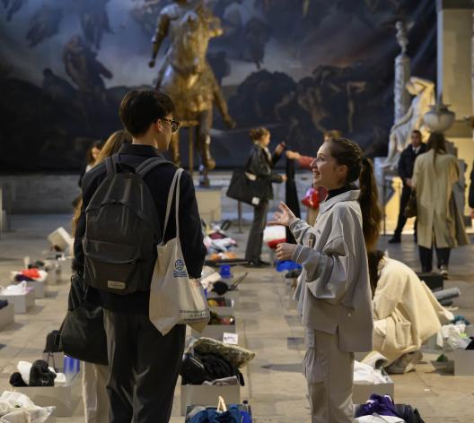 Médiation des étudiants de l'École du Louvre durant Art Basel Paris 2025