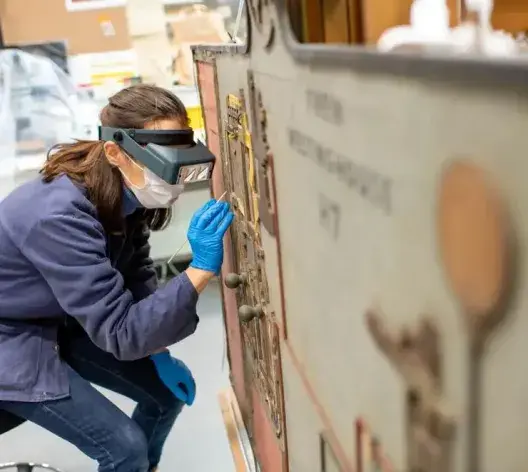 Femme analysant une œuvre