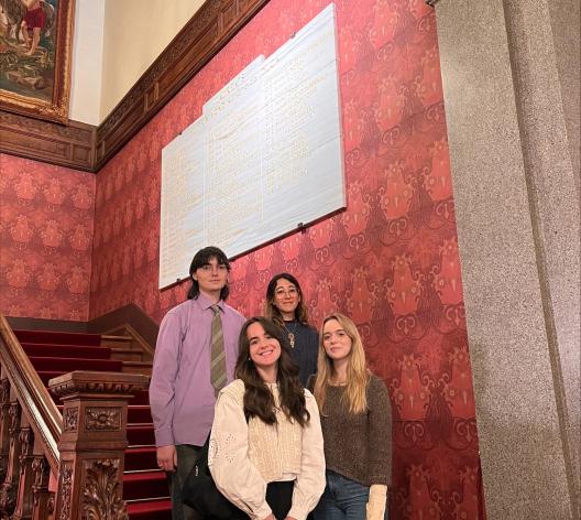 Étudiants dans les escaliers de l'hôtel Pereire