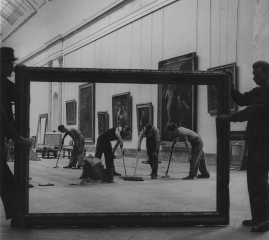 Pierre Jahan (1909-2003), Les balayeurs encadrés dans la Grande Galerie du musée du Louvre, photographie, 1947