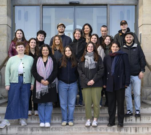 Photo de groupe des élèves de l'Udem devant l'entrée de l'École du Louvre