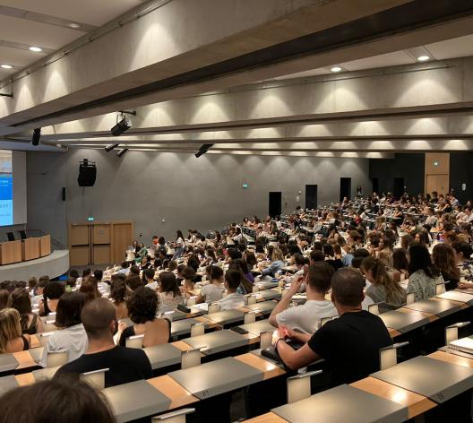 Étudiants dans un amphithéâtre
