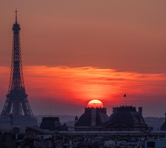 Coucher de soleil sur Paris avec la silhouette de la Tour Eiffel