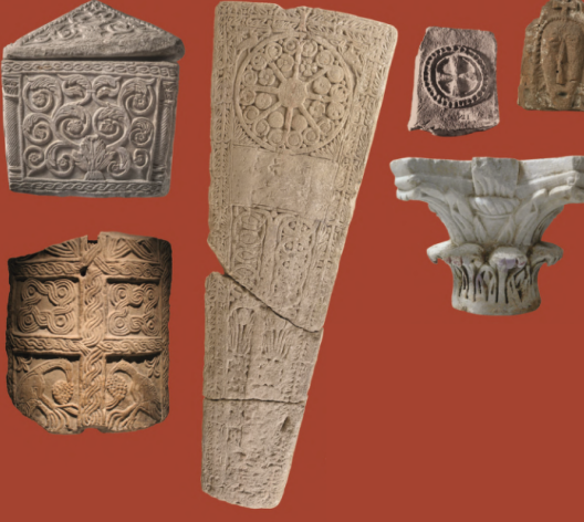 A. Flammin (sarcophage, Toulouse et chapiteau, Cenon), J. Crochat (ambon, Lyon), L-O. Crossland (sarcophage, Antigny), D. Fossard (sarcophage, Paris), Musée du Louvre (antéfixe, Sées).