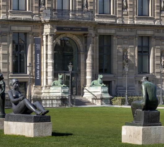 Statues et façade de l'École du Louvre
