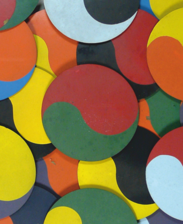 Gruppo N (Alberto Biasi, Ennio Chiggio, Toni Costa, Edoardo Landi, Manfredo Massironi), Strutturazione cinetica, 1964, disques rotatifs en laiton peint, électromoteurs, panneau et cadre en bois, 108 × 108 × 24 cm, © Archivio Ennio Ludovico Chiggio