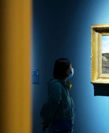 Visiteur musée avec masque