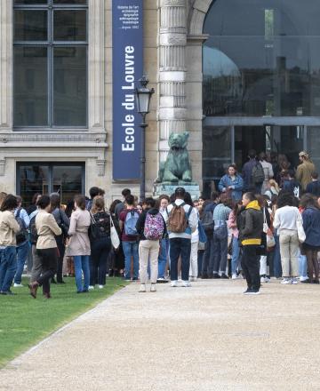 Étudiants devant l'entrée de l'École du Louvre, Porte Jaujard