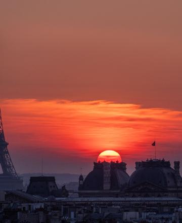 Coucher de soleil sur Paris avec la silhouette de la Tour Eiffel