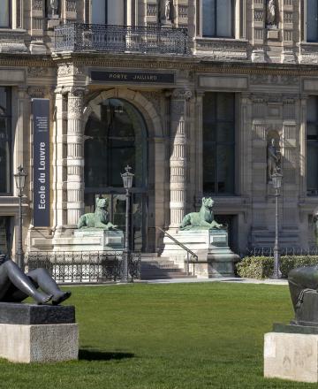 Statues et façade de l'École du Louvre